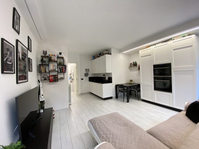 Soggiorno-con-angolo-cottura-bilocale-in-Alassio