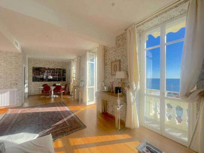 Soggiorno-attico-in-villa-Alassio-vista-mare