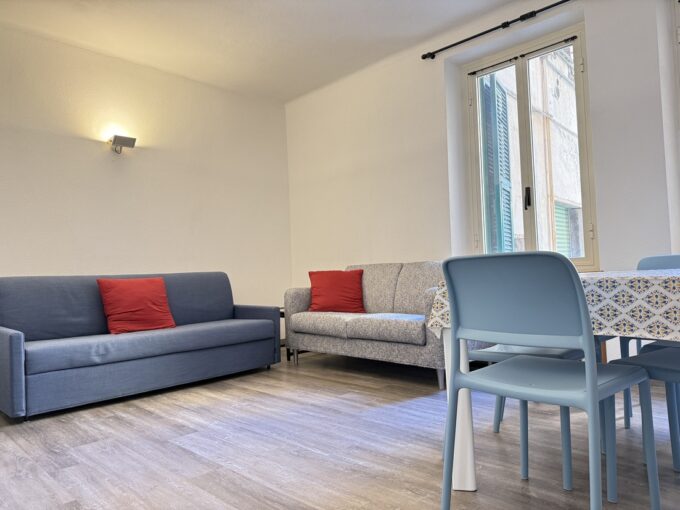 Soggiorno-con-angolo-cottura-trilocale-Alassio